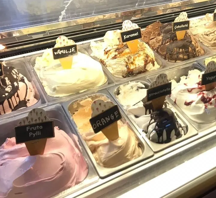 Gelato tubs: vanilla, caramel, stracciatella, orange and fruta pylli